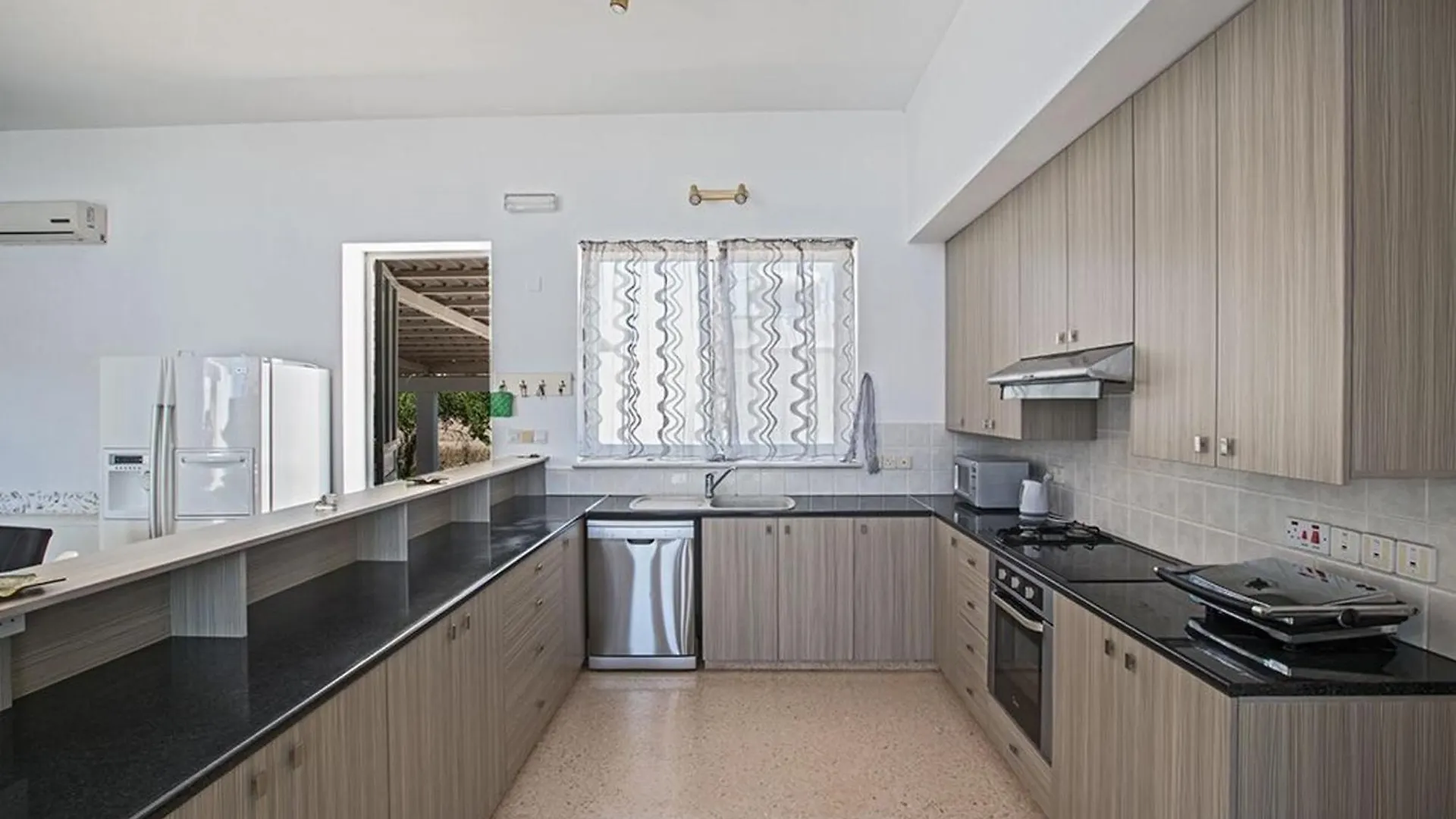 Villa Mavris - Lovely 4 Bedroom Villa With Private Pool In Central أيا نابا 0*,